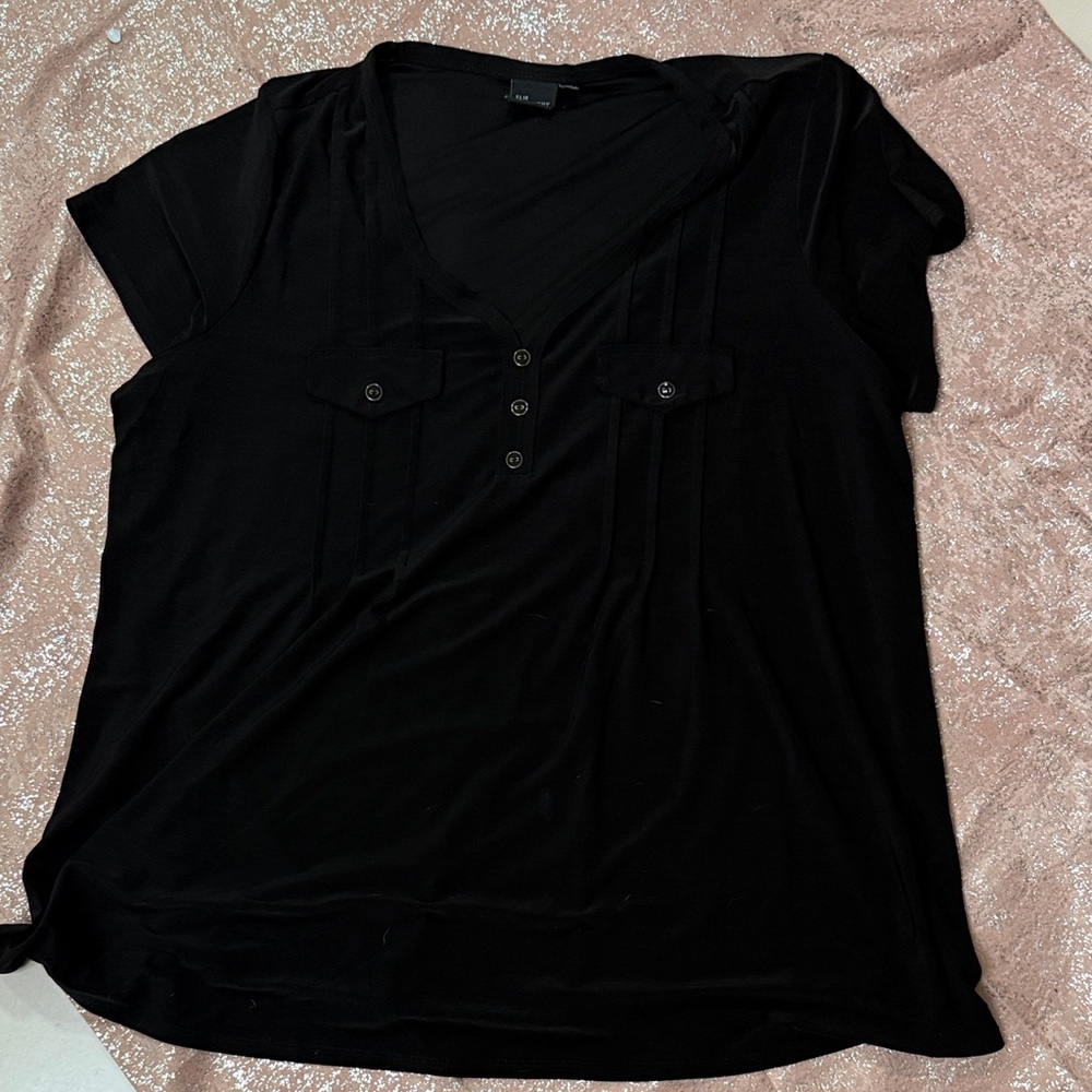 Chic Black V-Neck Buttoned Tee